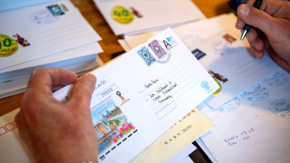 Im Osterpostamt werden Briefen, die Kinder an "Hanni Hase" geschrieben haben, beantwortet. © picture alliance/dpa/Sina Schuldt Foto: Sina Schuldt