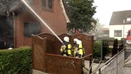 Die Feuerwehr löscht ein brennendes Wohnhaus in Osterholz-Scharmbeck. © NonstopNews 