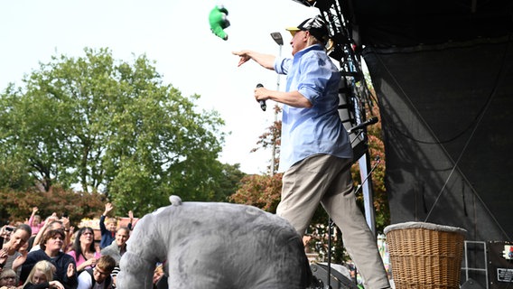 Otto feiert auf der Bühne den Geburtstag der Ottifanten. © dpa-Bildfunk Foto: Lars Penning.