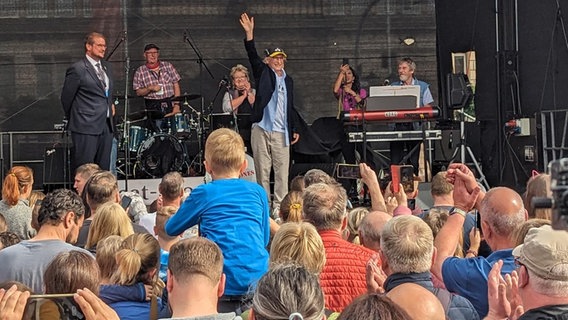 50. Ottifanten-Geburtstages in Emden: Otto steht auf der Bühne und winkt seinem Publikum zu. © NDR Foto: Sebastian Duden