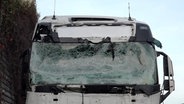 Eine stark beschädigte Fahrerkabine eines Lasters nach einem tödlichen Unfall auf der A1 bei Oyten © NonstopNews 