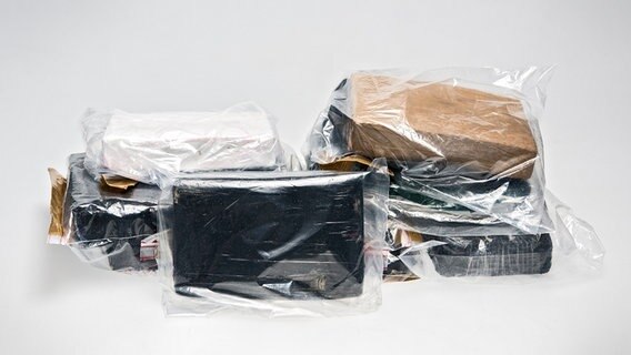 Mehrere Päckchen mit Kokain liegen auf einem Tisch. © Polizeiinspektion Leer/Emden 