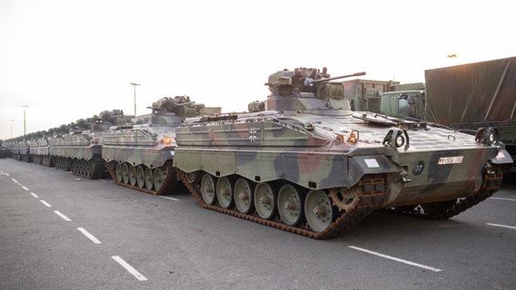 Die Bundeswehr verschifft Panzer für Großmanöver der Nato nach Norwegen. © dpa Foto: Mohssen Assanimoghaddam
