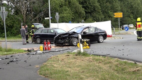 Zwei Pkw stehen nach einem Unfall auf einer Kreuzung. © Nord-West-Media TV 