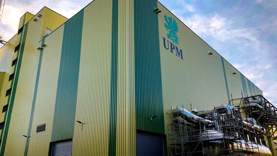 Auf einem Fabrikgebäude steht "UPM". © NDR Foto: Hedwig Ahrens