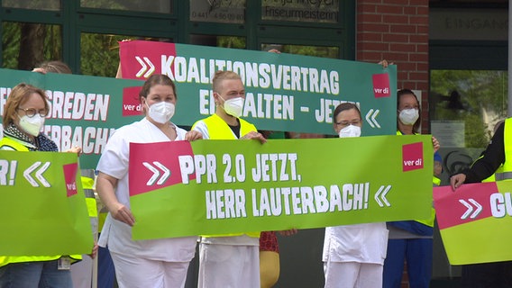 Pflegekräfte nehmen an einem Streik teil. © NDR 
