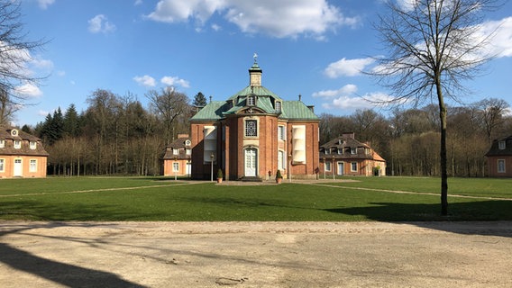 Am Hümmlinger Pilgerweg liegt das Schloss Clemenswerth in der Sonne. © NDR Foto: Hedwig Ahrens