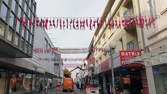 In der Innenstadt Wilhelmshaven hängen pinkfarbene BHs auf Leinen. © Stadt Wilhelmshaven 