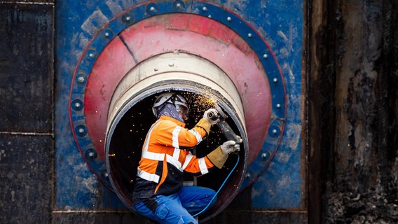 Schortens: Rohre für die neue Pipeline des Importterimals für Flüssigerdgas (LNG) in Wilhelmshaven werden verlegt. © dpa-Bildfunk Foto: Sina Schuldt