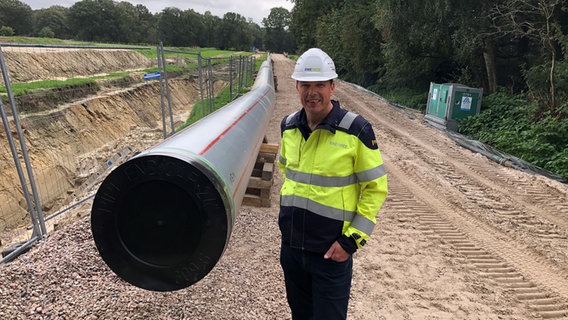 Projektleiter Arnd Kleemann neben einem Pipelinerohr © NDR Foto: Jutta Przygoda