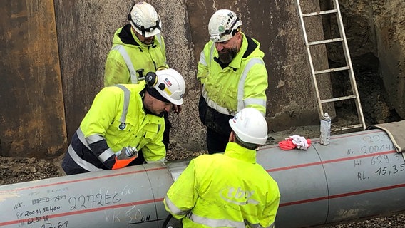 Bauarbeiter prüfen die Pipeline von Wilhelmshaven nach Leer. © NDR Foto: Jutta Przygoda