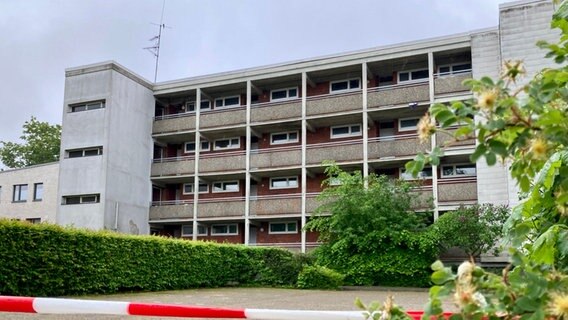 Ein Haus im Stiller Weg in Oldenburg ist nach einer Kampfhund-Attacke mit einem Absperrband abgesperrt. © NDR Foto: Oliver Gressieker