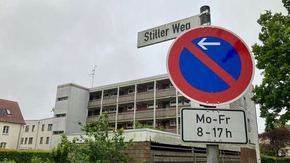 Ein Haus im Stiller Weg in Oldenburg ist nach einer Kampfhund-Attacke mit einem Absperrband abgesperrt. © NDR Foto: Oliver Gressieker