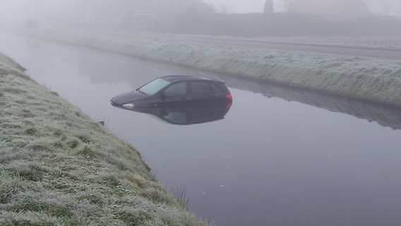 Ein Auto ist in Papenburg im Landkreis Emsland in einen Kanal gerollt. © dpa-Bildfunk Foto: Stephanie Ahrends/Nord-West-Media TV