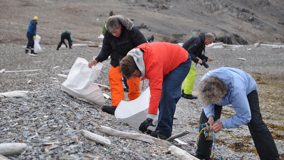 Menschen sammeln Plastikmüll in der Arktis. © Alfred-Wegener-Institut Foto: Birgit Lutz
