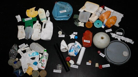 Plastikmüll liegt nach Ursprungsländern geordnet auf einem Tisch. © Alfred-Wegener-Institut Foto: J. Hagemann