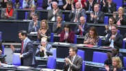Abgeordnete applaudieren im Deutschen Bundestag. © Deutscher Bundestag 