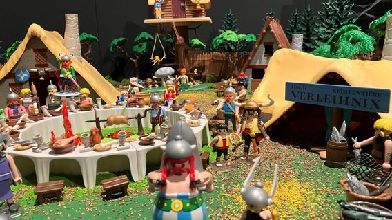 Playmobil Dioramen in einer Ausstellung im Deutschen Pferdemuseum. © NDR Foto: Maren Momsen