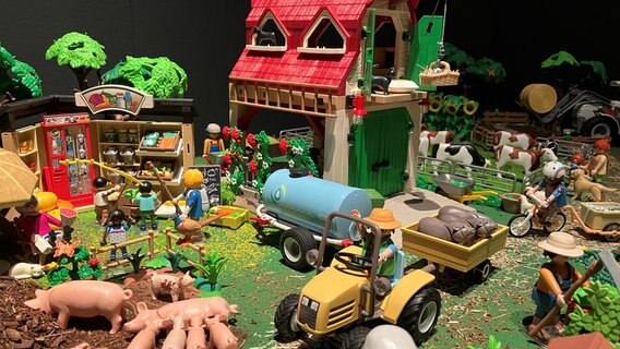 Playmobil Dioramen in einer Ausstellung im Deutschen Pferdemuseum. © NDR Foto: Maren Momsen