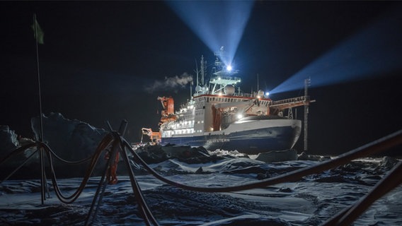 Die Polarstern in der Dunkelheit der Arktis. Wegen der Polarnacht waren es lange Zeit nur die Scheinwerfer des Forschungsschiffs, die dem Team Licht gespendet haben. © Esther Horvath Foto: Esther Horvath