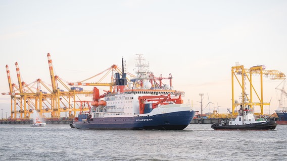 Das Forschungsschiff „Polarstern“ (l) kehrt nach ihrer einjährigen MOSAiC-Expedition durch die Wesermündung nach Bremerhaven zurück. © picture alliance/dpa Foto: Mohssen Assanimoghaddam/dpa