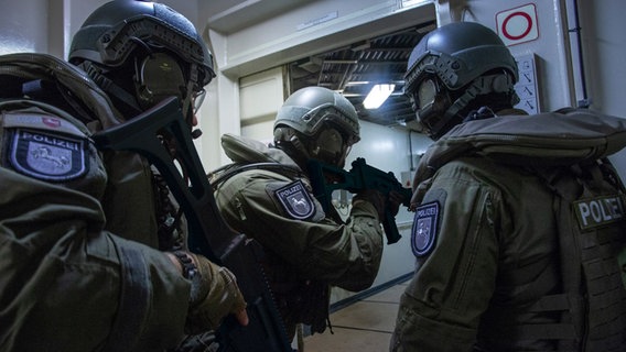 Einsatzkräfte der Polizei Oldenburg üben einen Anti-Terror-Einsatz. © Polizeidirektion Oldenburg 