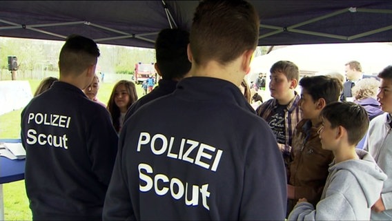 Die Polizeiscouts werben auf Kulturfesten und Jobmessen für den Polizeiberuf. © NDR 