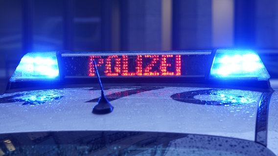 Der Schriftzug "Polizei" ist neben dem Blaulicht auf dem Dach eines Polizeiautos zu lesen. © dpa-Bildfunk Foto: Marcus Brandt