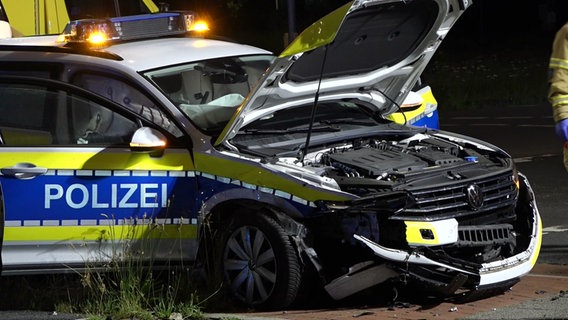 Ein Polizeiauto ist nach einem Unfall stark beschädigt. © Nord-Wesst-Media TV 
