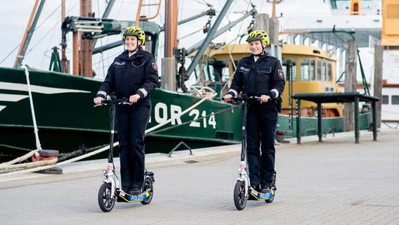 Zwei Polizistinnen mit E-Scootern im Hafen von Norderney © dpa Foto: Hauke-Christian Dittrich