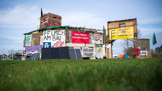 Westerstede: Aktivisten haben eine Wagenburg aus Wohnwagen aufgebaut. © dpa Foto: Sina Schuldt