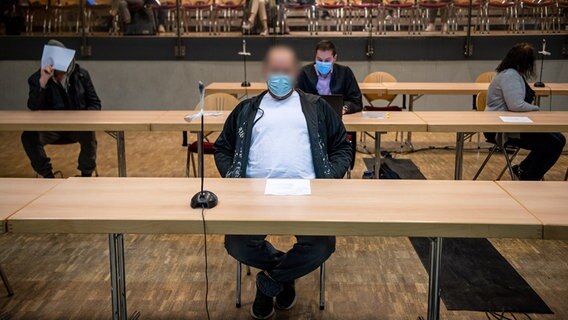 Drei Angeklagte in einem Mordprozess sitzen in der Stadthalle in Verden. © dpa-Bildfunk Foto: Sina Schuldt