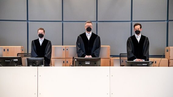 Die 5. Strafkammer des Landgerichts Oldenburg im Prozess gegen Ex-Vorgesetzte des wegen Mordes verurteilten Krankenpflegers Niels Högel am 02. März 2022. © dpa Foto: Sina Schuldt