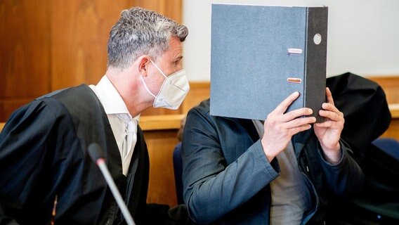Ein Angeklagter in einem Mordfall sitzt mit seinem Anwalt vor Gericht. © picture alliance/dpa/Hauke-Christian Dittrich Foto: Hauke-Christian Dittrich