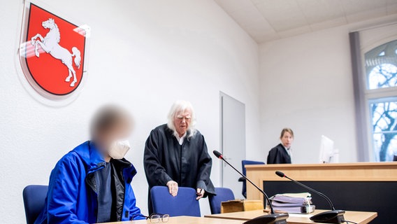Oldenburg: Der Angeklagte sitzt vor Prozessbeginn in einem Gerichtssaal im Landgericht neben seinem Anwalt Reinhard Nollmann (M). © dpa-Bildfunk Foto: Hauke-Christian Dittrich
