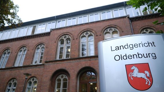 Vor dem Landgericht Oldenburg steht ein Schild mit dem Niedersachsenross. Vor dem Landgericht Oldenburg steht ein Schild mit dem Niedersachsenross. © picture alliance/dpa | Markus Hibbeler Foto: Markus Hibbeler