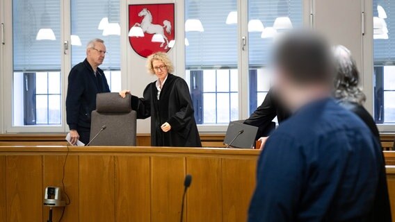 Ein 31-jähriger Angeklagter sitzt in einem Gerichtssaal. © picture alliance/dpa Foto: Sina Schuldt