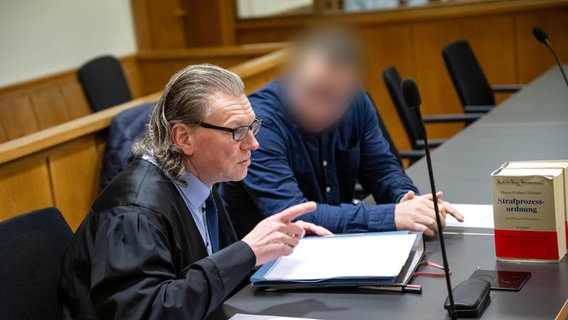 Ein 31-jähriger sitzt mit seinem Anwalt Kristian Stoffers vor Prozessbeginn im Gerichtssaal. © picture alliance/dpa Foto: Sina Schuldt