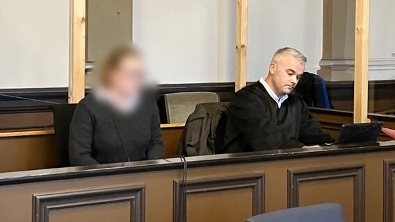 Die Angeklagte (links) und ihr Verteidiger Clemens Anger sitzen in einem Gerichtssaal im Landgericht Verden. © NDR Foto: Maren Mommsen