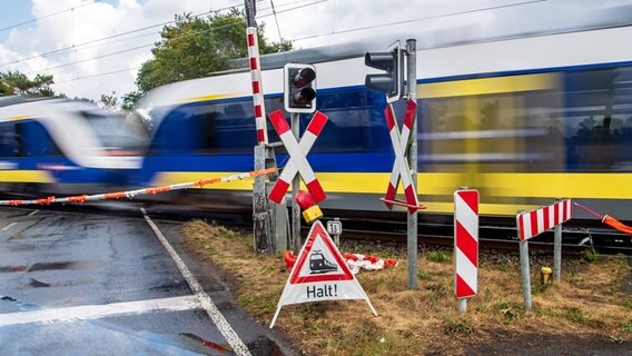 Der Bahnübergang am Schanzer Weg ist während der Zugdurchfahrt gesperrt. © dpa Foto: Sina Schuldt