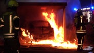 Brand neben einem geparktem Auto in Rastede. © NonstopNews 
