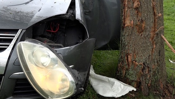 Ein Mann ist bei Rastede (Landkreis Ammerland) mit seinem Auto gegen einen Baum gefahren und schwer verletzt worden. © Nord-West-Media TV 