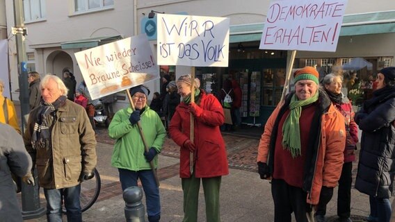 Demonstrationsteilnehmer mit Plakaten gegen rechts in Wildeshausen (Landkreis Oldenburg). © NDR Foto: Thomas Schwierzi