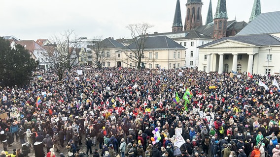 Demonstration in Oldenburg gegen Rechtsextremismus mit zahlreichen Menschen. © NDR Foto: Olaf Kretschmer