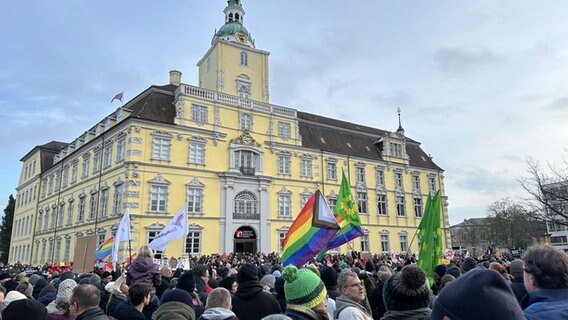 Demonstration in Oldenburg gegen Rechtsextremismus mit zahlreichen Menschen vor dem Schloss Oldenburg (mit dem Landesmuseum für Kunst und Kulturgeschichte). © NDR Foto: Sinja Schütte