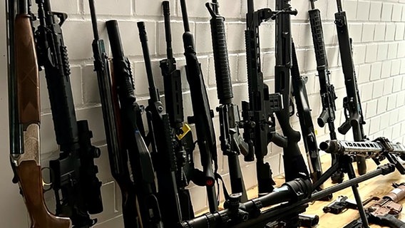 Mehrere Gewehre und Pistolen lehnen an einer Wand. © Polizeiinspektion Emsland/Grafschaft Bentheim 