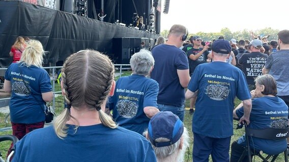 Bewohner und Betreuer eines Pflegeheimes vor der Bühne des Metal-Festival Reload in Sulingen © NDR Foto: Andreas Gervelmeyer