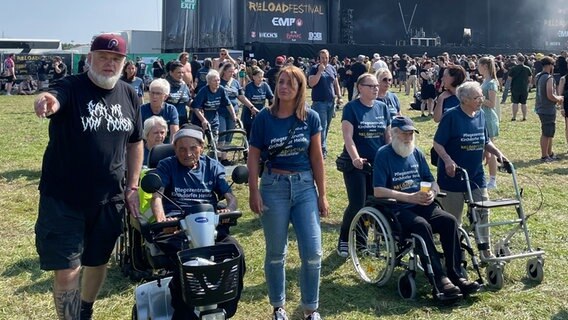 Bewohner und Betreuer eines Pflegeheimes vor der Bühne des Metal-Festival Reload in Sulingen © NDR Foto: Andreas Gervelmeyer