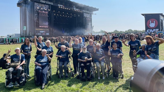 Bewohner und Betreuer eines Pflegeheimes beim Metal-Festival Reload in Sulingen © NDR Foto: Andreas Gervelmeyer