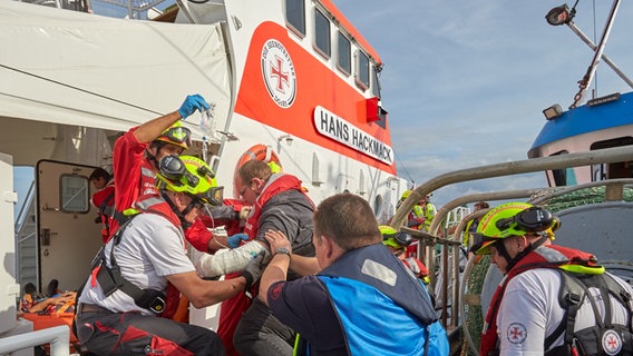 Bei einer Übung der Deutsche Gesellschaft zur Rettung Schiffbrüchiger wird ein Mensch versorgt. © NDR Foto: Jörn Pietschke